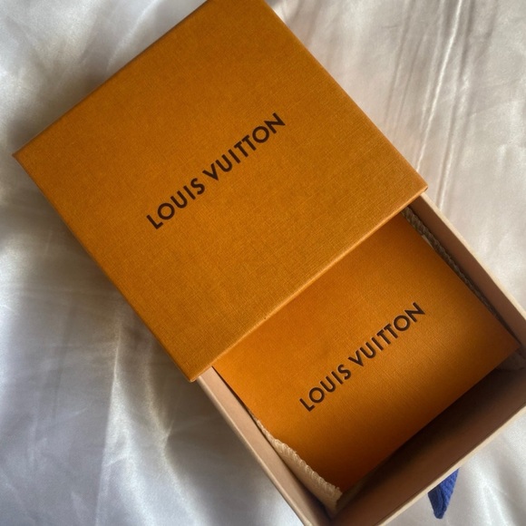 Louis Vuitton Red Leather Epi Bracelet authentic with Gold Detail box included - Picture 6 of 7